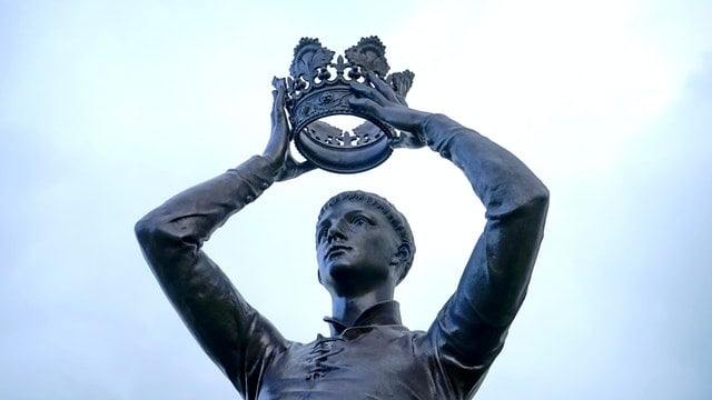 statue holding crown